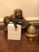 Load image into Gallery viewer, Spa - Eucalyptus leaves, spicy bay and clove essential oil candle
