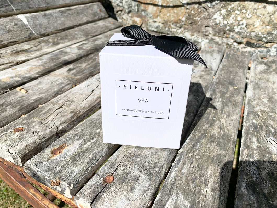 Spa - Eucalyptus leaves, spicy bay and clove essential oil candle